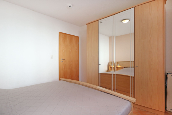 Hansehaus Whg.1 - Blick in das Schlafzimmer mit einem Doppelbett