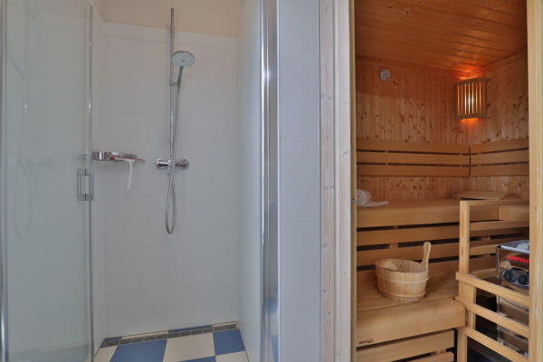 Lillesand - Blick in das Tageslichtbad im Erdgeschoss mit Sauna