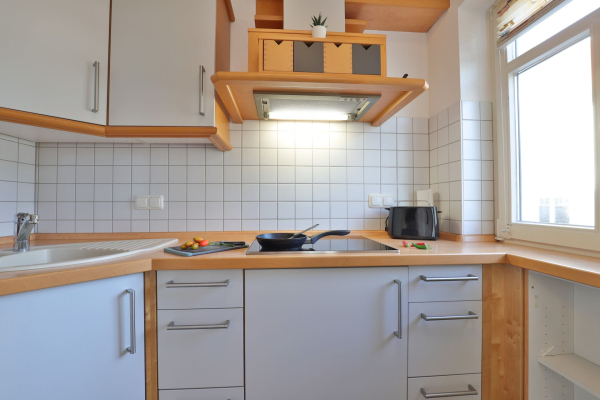 Haus am Meer, Whg.2 - Blick auf den offenen Essbereich mit Küchenzeile