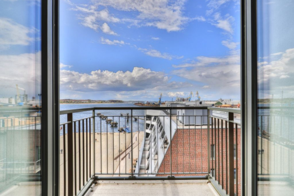 Blick auf den Balkon und den Hafen