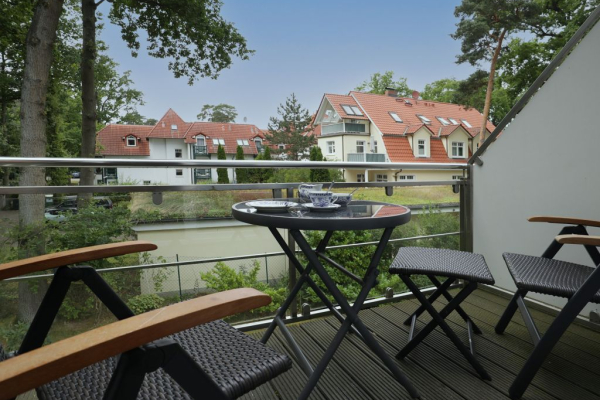 Balkon mit 2 Stühlen und einem Tisch