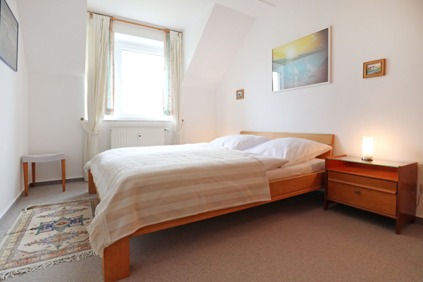 Haffblick Whg.14 - Blick in das Schlafzimmer mit einem Doppelbett
