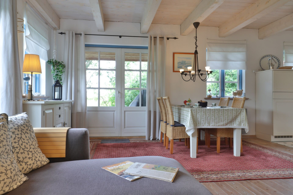 Sternschnuppe - Blick vom Sofa auf den Essbereich und die Küchenzeile