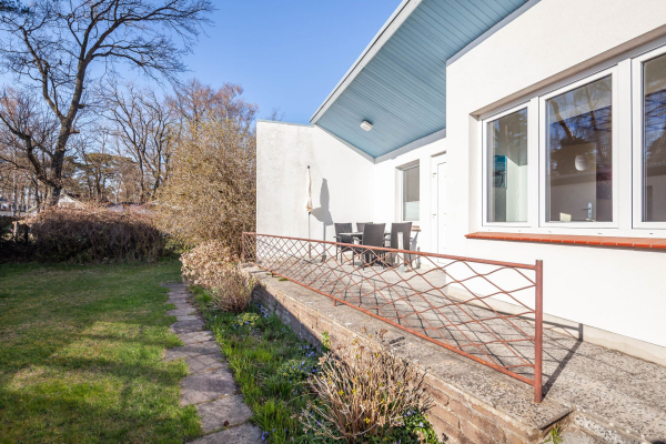 Mariannenweg 7 - Blick auf den Bungalow und die Terrasse