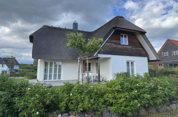 Möwennest - Blick auf das wunderschöne Ferienhaus unter Reet