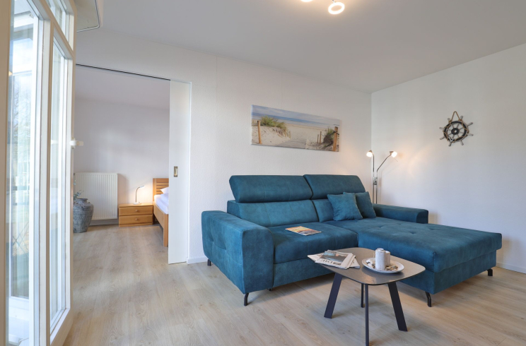 Haus am Meer, Whg.2 - Blick auf den offenen Wohnbereich und das Schlafzimmer