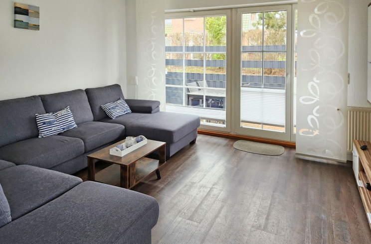 Dorow Ferienwohnung - Blick auf den hellen und offenen Wohnbereich mit Terrasse