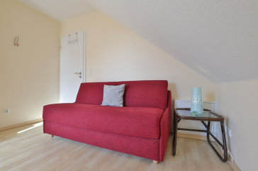 Strandgut Ferienhaus - Blick in das Gästezimmer mit Babybett und Wickeltisch