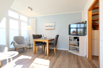 Strandvilla App.3 - Blick auf den offenen Wohn-/ Essbereich mit TV