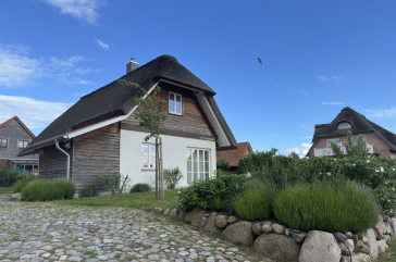 Möwennest - Blick auf das wunderschöne Ferienhaus unter Reet