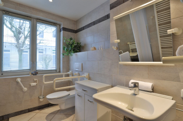 Waterkant 24 - Blick in das Tageslichtbad mit Dusche