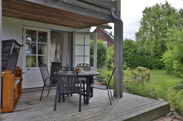 Sternschnuppe - Blick auf das Grundstück und die Terrasse