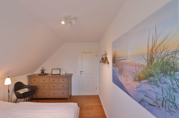 Ruhe-Insel Ferienhaus - Blick in das Schlafzimmer mit einem Doppelbett im OG