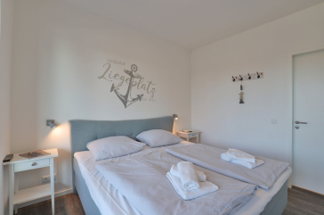 Hafenspitze App. 09 - Blick in das Schlafzimmer mit Logiazugang