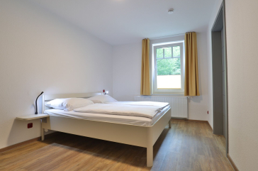 Waldfrieden Whg. 5 - Blick in das Schlafzimmer mit einem Doppelbett