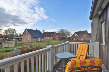 Balkon mit 2 Stühlen und Blick über die Umgebung