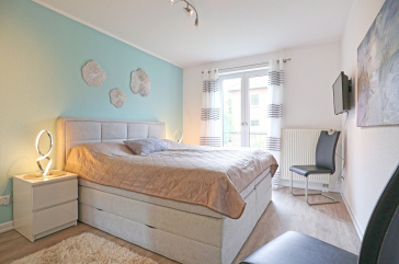 Seeschwalbe Whg. 2 - Blick in das Schlafzimmer mit Boxspringbett