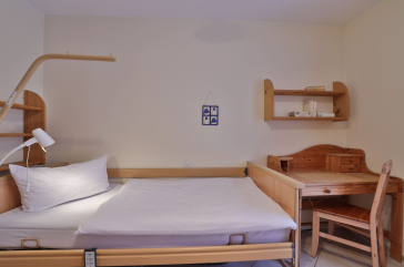 Waterkant 24 - Blick in das kleine Schlafzimmer mit elektr. verstellbarem Bett