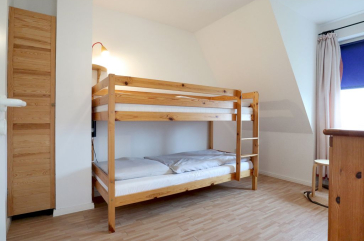 Blick in das kleinere Schlafzimmer mit einem Etagenbett
