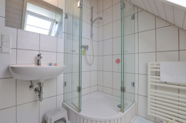 Landhaus Uhlenbusch - Blick in das Duschbad mit Sauna im OG