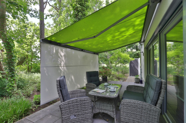 Gezeiten App. 2 Meeresrauschen - Blick auf die große Terrasse mit Markise