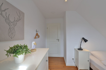 Ruhe-Insel Ferienhaus - Blick in das Schlafzimmer mir 2 Einzelbetten im OG