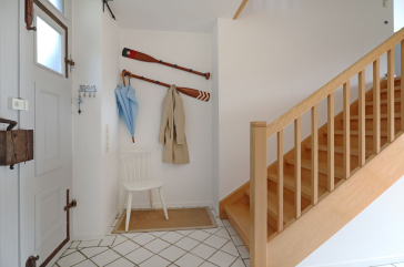Schwanhaus - Blick auf die Garderobe am Eingang