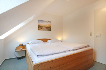 Mariannenweg Whg.13 - Blick in das Schlafzimmer mit einem Doppelbett
