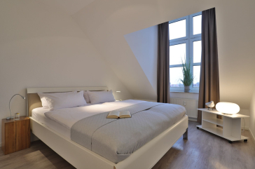 Sünnslag App.13/59 - Blick in das Schlafzimmer mit einem Doppelbett