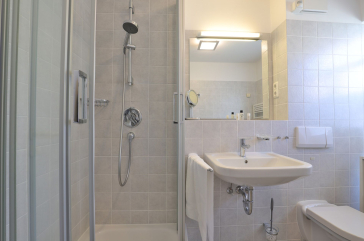 Haus am Meer, Whg.06 - Blick in das Tageslichtbad mit Dusche