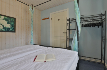 Landhaus Uhlenbusch - Blick in das Schlafzimmer mit Doppelbett (140x200) im EG