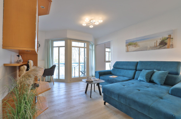 Haus am Meer, Whg.2 - Blick auf den gemütlichen Wohnbereich mit Balkonzugang