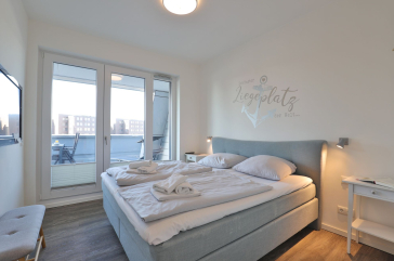 Hafenspitze App. 09 - Blick in das Schlafzimmer mit Logiazugang