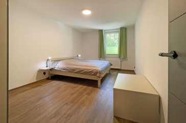Waldfrieden Whg. 8 - Blick in das Schlafzimmer mit einem großen Doppelbett