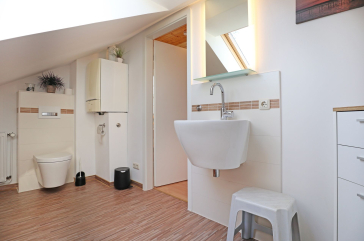 Urlauberdorf 23a - Blick in das Gäste-WC im OG