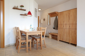 Blick auf den offenen Essbereich mit einem Tisch und 4 Stühlen