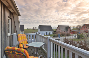 Balkon mit 2 Stühlen und Blick über die Umgebung