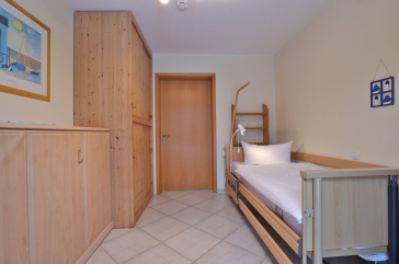 Waterkant 24 - Blick in das kleine Schlafzimmer mit elektr. verstellbarem Bett