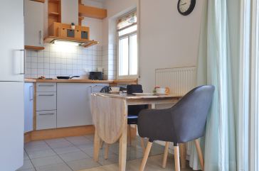Haus am Meer, Whg.2 - Blick auf den offenen Essbereich mit Küchenzeile
