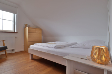 Ruhe-Insel Ferienhaus - Blick in das Schlafzimmer mit einem Einzelbett 1,40 m