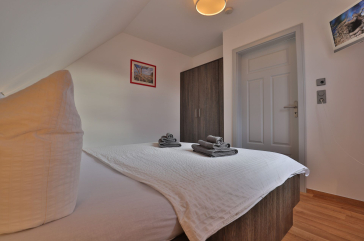 Schlafzimmer mit Doppelbett, TV, großer Kleiderschrank