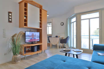 Haus am Meer, Whg.2 - Blick auf den offenen Wohn-/Essbereich mit Balkon