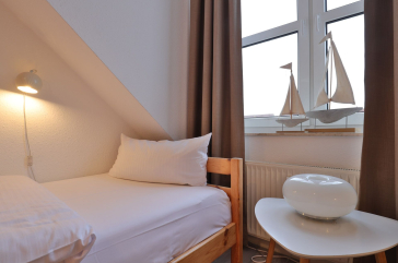 Sünnslag App.13/59 - Blick in das Kinder-/ Gästezimmer mit 2 Einzelbetten