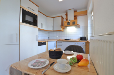 Haus am Meer, Whg.2 - Blick auf den offenen Essbereich mit Küchenzeile