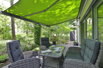 Gezeiten App. 2 Meeresrauschen - Blick auf die große Terrasse mit Markise
