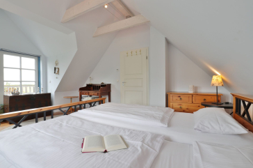 Sternschnuppe - Blick in das große Schlafzimmer mit Balkon