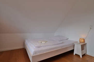 Ruhe-Insel Ferienhaus - Blick in das Schlafzimmer mit einem Einzelbett 1,40 m