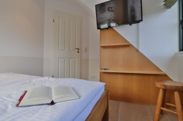 Traveblick - Blick in das Schlafzimmer mit einem Doppelbett