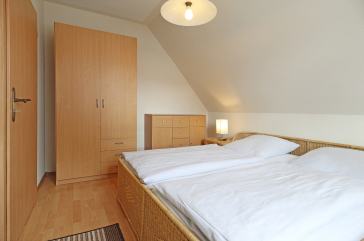 Drews - Blick in das Schlafzimmer mit Doppelbett und Kleiderschrank
