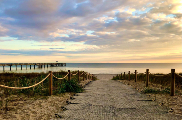 Boltenhagen - Blick auf den Strandzugang und die Seebrücke
